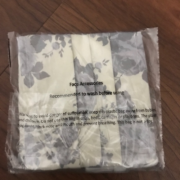 ❗️SOLD❗️2/$16 Francesca’s Face Mask Bundle - Picture 4 of 7